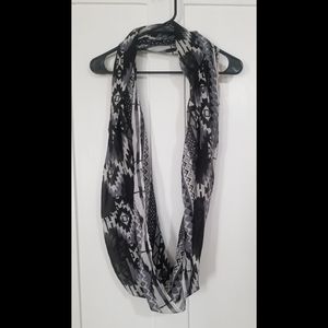 🌹Black and White Aztec Infinity Scarf